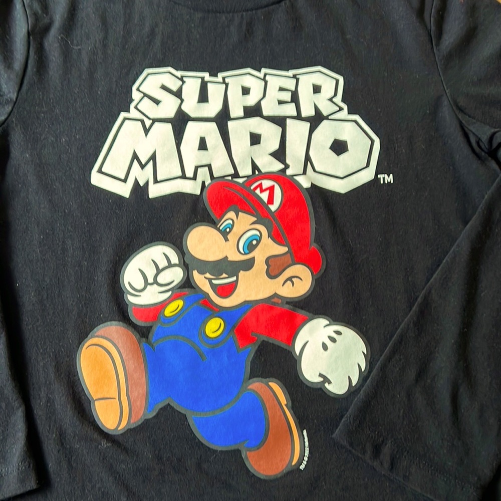 OLD NAVY SUPER MARIO LONG SLEEVED BOYS TEE. SIZE XL.